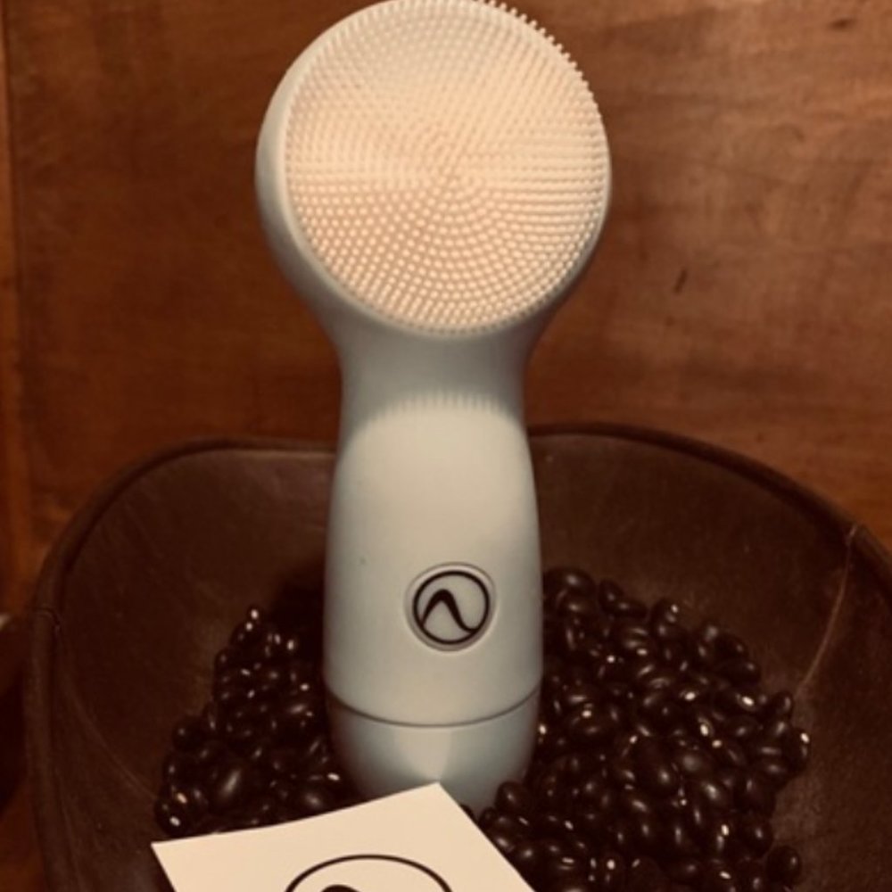 NION Silicone SONIC Exfoliating Facial Brush